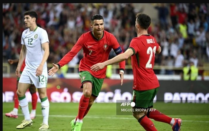 Kapten Timnas Portugal, Cristiano Ronaldo, merayakan gol pada laga persahabatan melawan Irlandia di Stadion Municipal de Aveiro, Selasa (11/6/2024).