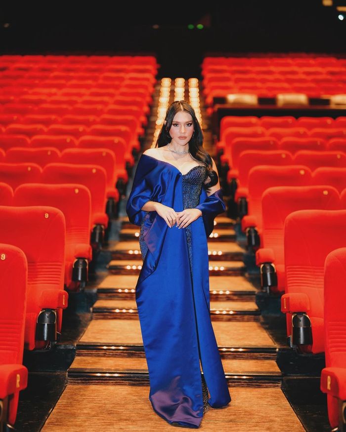 Davina Karamoy kenakan gaun biru rancangan An'Soe.