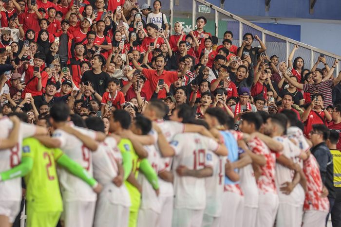 Ekspresi suporter Timnas Indonesia dalam laga Kualifikasi Piala Dunia 2026 melawan Filipina, Selasa (11/6/2024) di Stadion Utama Gelora Bung Karno, Senayan, Jakarta. 