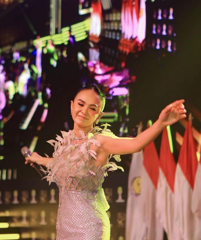 Yuni Shara bernyanyi dalam HUT HIPMI ke 52 tahun.