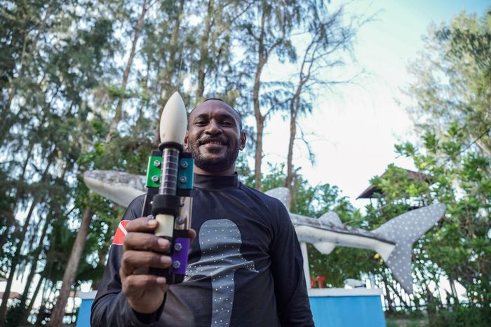Markus Apaseray (29) memamerkan perangkat GPS yang akan dipasang pada hiu paus di Teluk Cenderawasih. Perangkat ini diadakan oleh PIS, demi pemantauan lebih optimal.