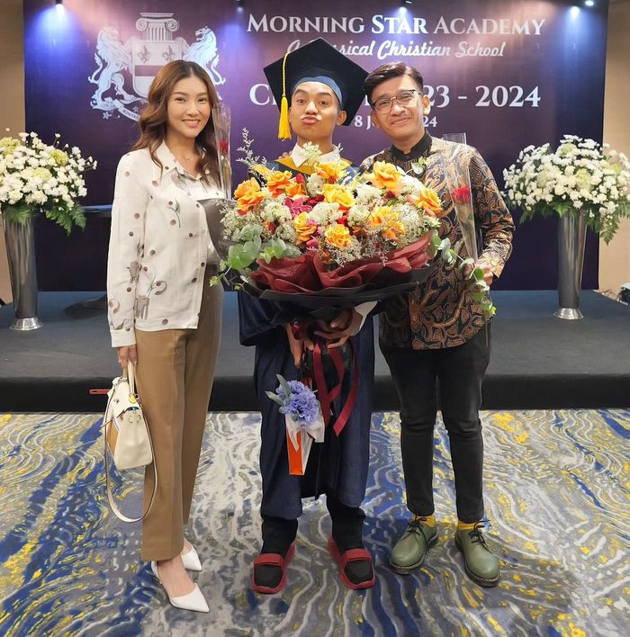 Momen kelulusan Betrand Peto dari bangku Sekolah Menengah Atas.