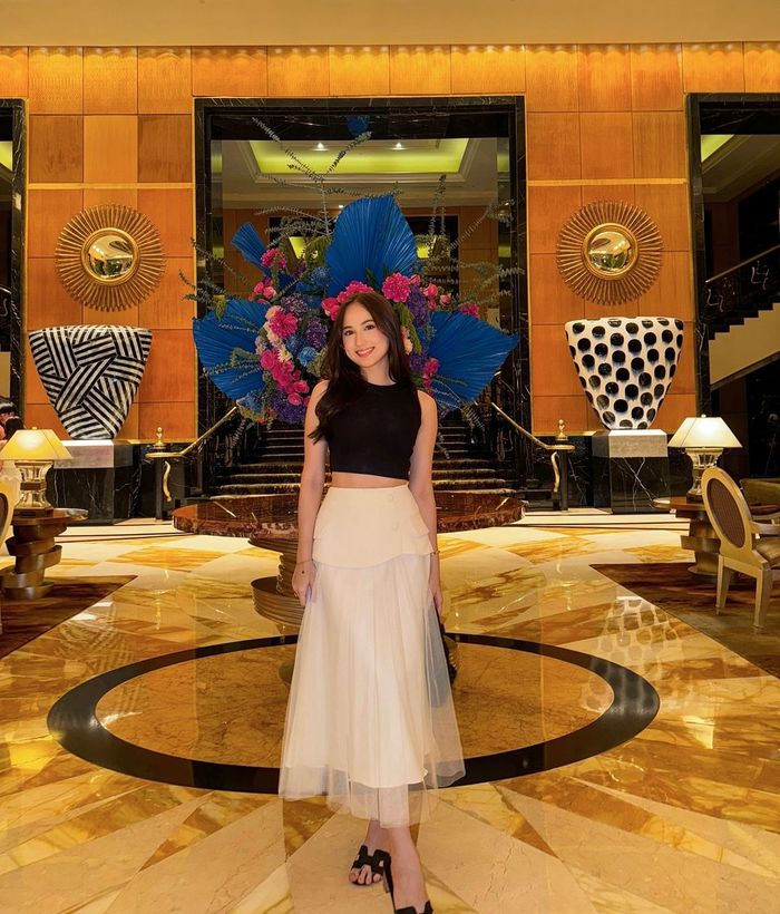 OOTD branded hitam putih ala Laura Moane.