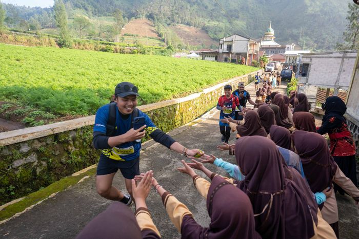 Anak-anak di Desa Sigedang yang turut menyemangati para peserta Dieng Caldera Race, 8 Juni 2024.