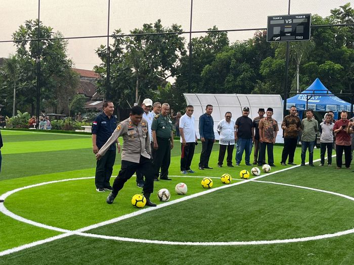 Solo International Mini Soccer berlokasi di Jalan Kodran Selatan Raya Selatan No.1 Baturan, Kec. Colomadu, Karanganyar, Jawa Tengah.