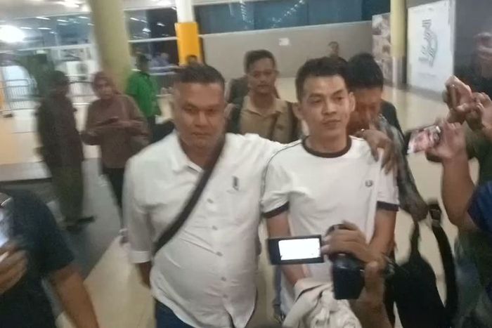 Tersangka Kasus Pemalsuan Dokumen Kapal dan Penggelapan Dalam Jabatan Affandi Susilo alias Ko Apex Tiba di Bandara Sultan Thaha Jambi, Rabu (12/6/2024).