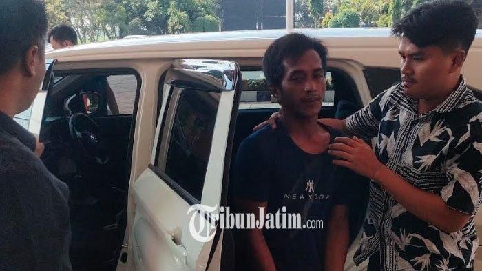 Bambang (30) pelaku pembunuhan kakek di Kecamatan Bantaran saat tiba di Mapolres Probolinggo.   