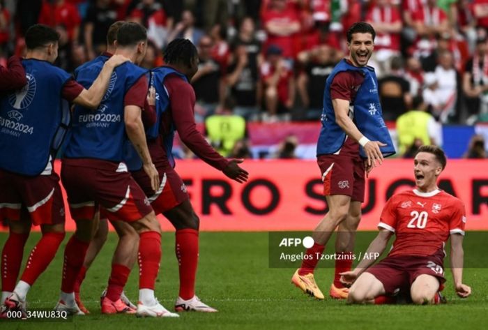 Gelandang Swiss yang bermain untuk Bologna, Michel Aebischer, merayakan golnya ke gawang Hongaria dalam laga Grup A EURO 2024, Sabtu (15/6/2024) di Cologne.