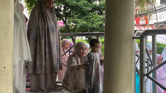 Ayu Ting TIng tak ikut salat Idul Adha karena menenangkan anak Syifa yang rewel.