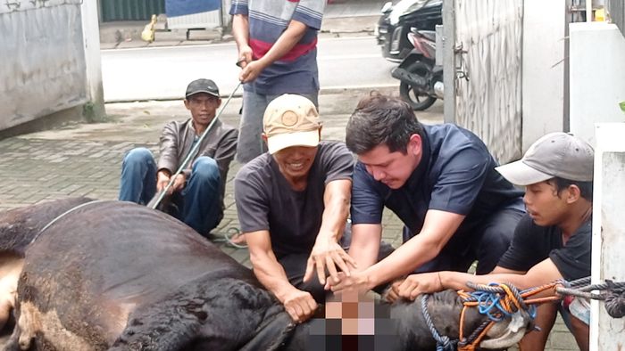 Haykal Kamil menyembelih hewan kurban di kantornya yang berlokasi di kawasan Jagakarsa, Jakarta Selatan, Selasa (18/6/2024).