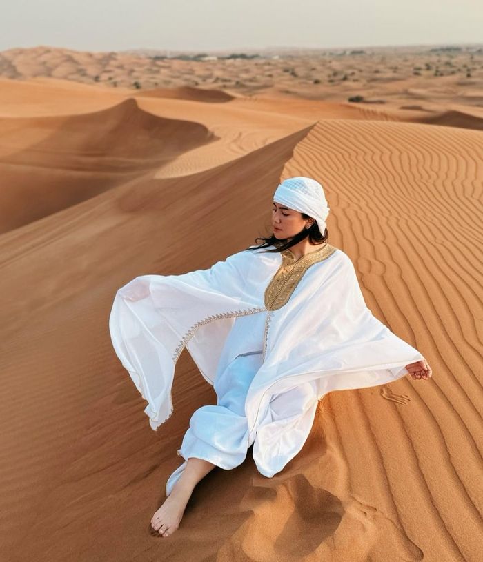 Felicya Angelista bergaya di gurun pasir Dubai.