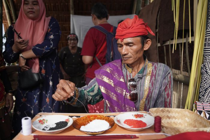 Proses pembuatan kerajinan tradisional Sulawesi Tengah. Penyuntingan yang dibubuhkan pada foto ini terletak dari pengaturan warna dan cahaya.