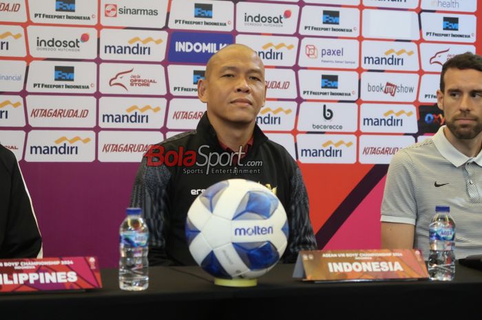 Pelatih timnas U-16 Indonesia, Nova Arianto saat menghadiri konferensi pers ASEAN CUP U-16 2024 di Hotel Solo Paragon, Solo, Kamis (20/6/2024).