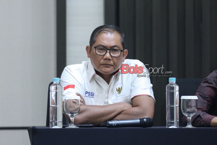 Kepala BTN (Badan Tim Nasional) sekaligus Anggota Komite Eksekutif PSSI, Sumardji, saat hadir dalam sesi jumpa pers di Menara Danareksa, Gambir, Jakarta Pusat, Kamis (20/6/2024).