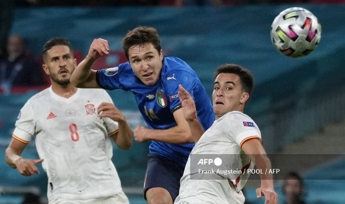 Federico Chiesa dalam momen cetak gol untuk timnas Italia saat menghadapi timnas Spanyol pada semifinal Euro 2020 di Wembley.