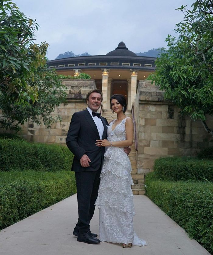 Farah Quinn dan Charles Jost menghadiri pesta ulang tahun kolega di resort mewah Jawa Tengah.