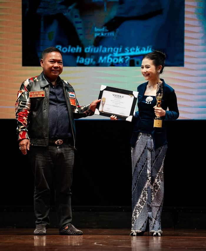 Prilly Latuconsina mendapat penghargaan kategori aktris dari IKJ (Institut Kesenian Jakarta) Awards 2024.
