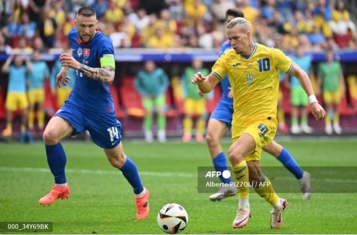 Mykhailo Mudryk (kanan) berusaha melewati Milan Skriniar dalam laga Ukraina melawan Slovakia di Grup E EURO 2024, Jumat (21/6/2024) di Duesseldorf.