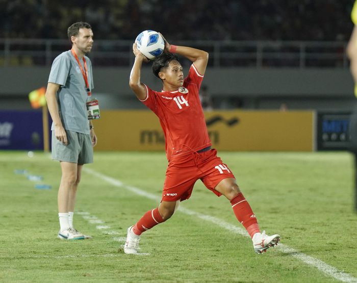 Pesepak bola Timnas Indonesia, Fabio melakukan lemparan ke dalam pada pertandingan ASEAN U16 Boys Championship 2024 antara Timnas Indonesia vs Singapura di Stadion Manahan, Solo, Jumat (21/6/2024) malam.