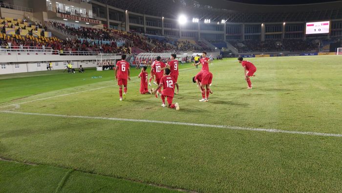 Selebrasi para pemain Timnas U-16 Indonesia merayakan gol Mierza ke gawang Singapura pada matchday pertama Grup A ASEAN Cup U-16 2024 di Stadion Manahan, Surakarta, Jumat (21/6/2024).