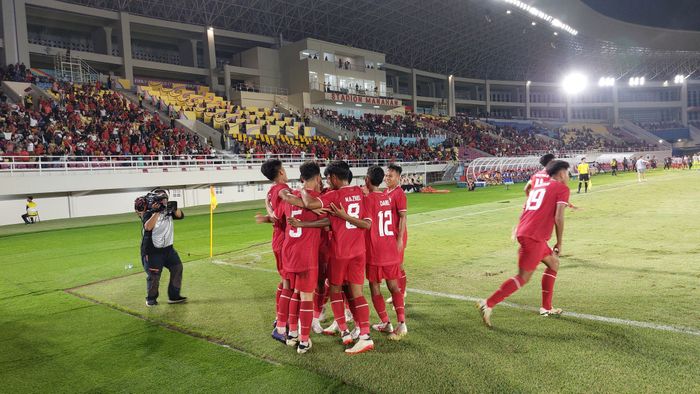 Selebrasi para pemain Timnas U-16 Indonesia merayakan gol Mierza ke gawang Singapura pada matchday pertama Grup A ASEAN Cup U-16 2024 di Stadion Manahan, Surakarta, Jumat (21/6/2024).