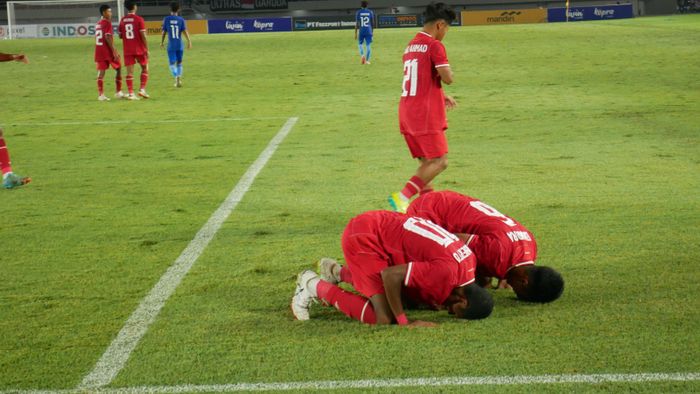 Selebrasi para pemain Timnas U-16 Indonesia merayakan gol Alberto ke gawang Singapura pada matchday pertama Grup A ASEAN Cup U-16 2024 di Stadion Manahan, Surakarta, Jumat (21/6/2024).