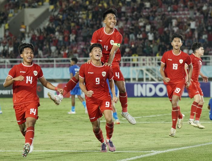 Fabio Azka Irawan (pemain paling kiri) yang jadi andalan Timnas U-16 Indonesia saat eksekusi lemparan ke dalam jarak jauh