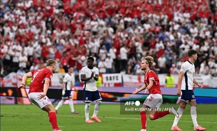 Morten Hjulmand merayakan golnya untuk timnas Denmark ke gawang timnas Inggris di fase grup Euro 2024.