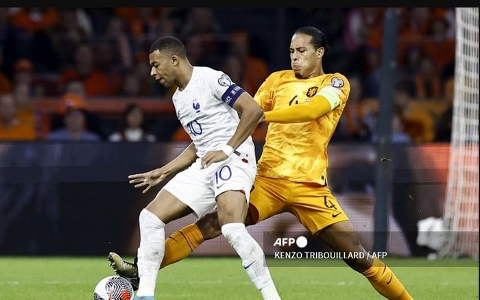 Kylian Mbappe berduel dengan Virgil van Dijk dalam bentrokan timnas Belanda vs timnas Prancis di Kualifikasi Euro 2024. Kedua tim bertemu lagi di putaran final demi singgasana Grup D di Leipzig (21/6/2024).