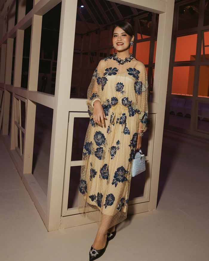 Kahiyang Ayu dalam fashion show Biyan Spring Summer 2025.