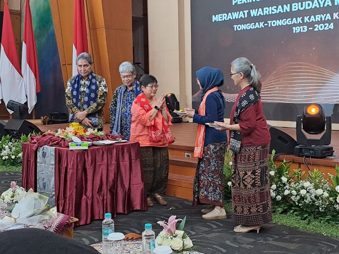 Kegiatan potong tumpeng memperingati 111 tahun Hari Kepurbakalaan Indonesia di Kemendikbudristek, Jakarta pada hari Kamis, 20 Juni 2024. Acara ini diadakan oleh IAAI Komda Jakarta.