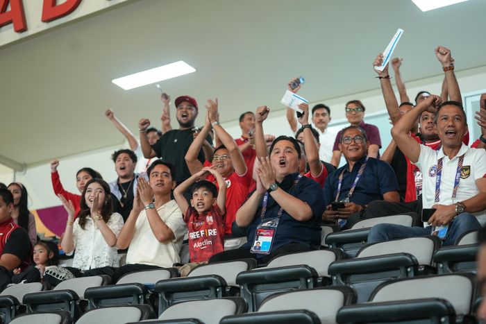 Ketua Umum PSSI, Erick Thohir (duduk paling kanan bawah) bersama Wali Kota Surakarta, Gibran Rakabuming Raka saat menyaksikan laga Timnas U-16 Indonesia vs Singapura di Stadion Manahan, Jumat (21/6/2024) malam WIB