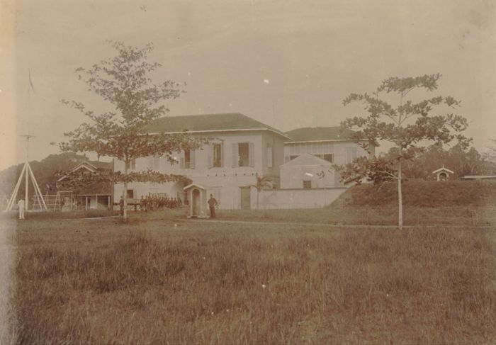 Foto berjudul 'Kazerne te Siak Sri Indrapoera' sekitar 1910. Bangunan ini mencerminkan posisi strategis dan kekuatan Kesultanan Siak dalam jalur perdagangan internasional di Selat Malaka.