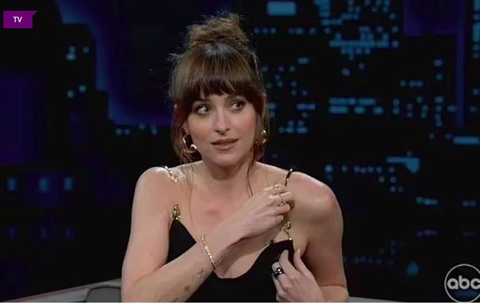 Tali gaun Dakota Johnson putus saat siaran langsung acara TV.
