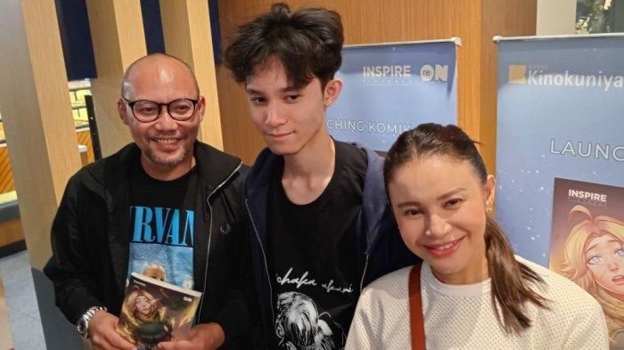 Rossa dan Yoyo Padi bersama putranya  Rizky Langit Ramadhan di Mal Grand Indonesia, Jakarta Pusat. 