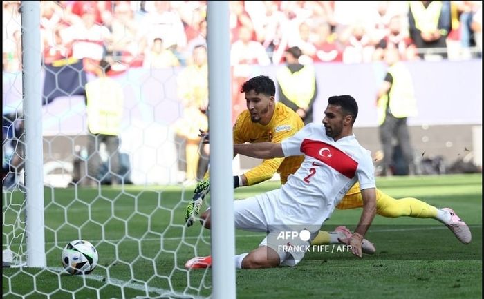 Proses gol bunuh diri Samet Akaydin yang gagal diselamatkan kiper serta bek timnas Turkiye saat menghadapi timnas Portugal di fase grup Euro 2024.