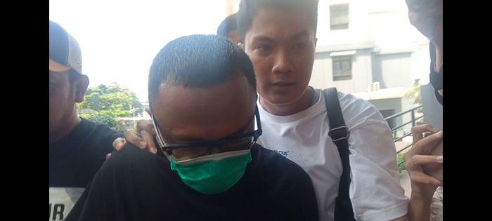 B alias BGS digiring pihak kepolisian ke Polres Jakarta Barat, Senin (24/6/2024) usai mengaku memasok narkoba untuk Virgoun.