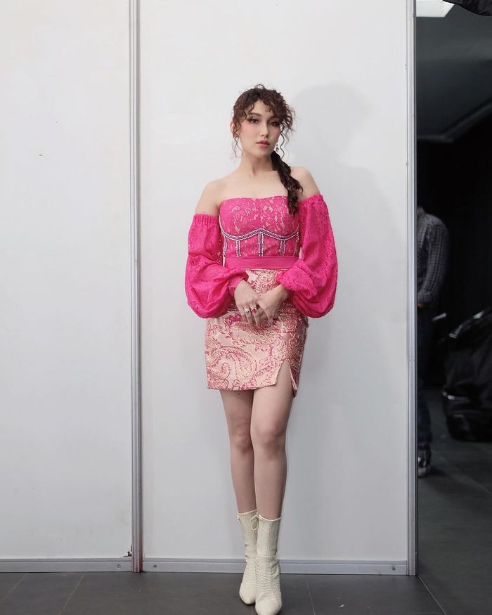 OOTD serba pink Ayu Ting Ting kenakan busana custom desainer.