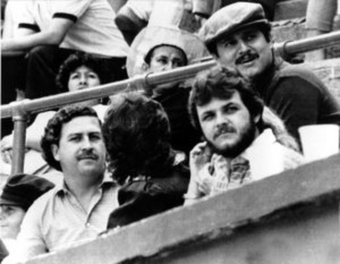 Escobar (kiri) menyaksikan pertandingan Independiente melawan America de Cali.