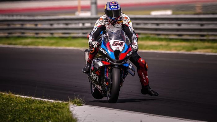 Pembalap WSBK dari tim ROKiT BMW Motorrad, Toprak Razgatlioglu saat menjani sesi tes WSBK di Sirkuit Cremona, Italia, Rabu (19/6/2024).