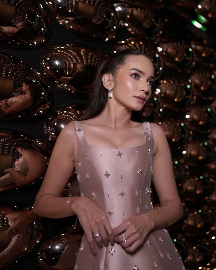 Enzy Storia kenakan custom dress simpel dan glamor dari desainer ternama.