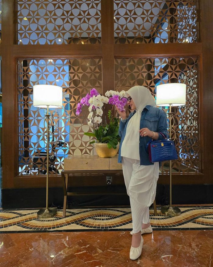 OOTD kasual putih biru ala Syahrini.