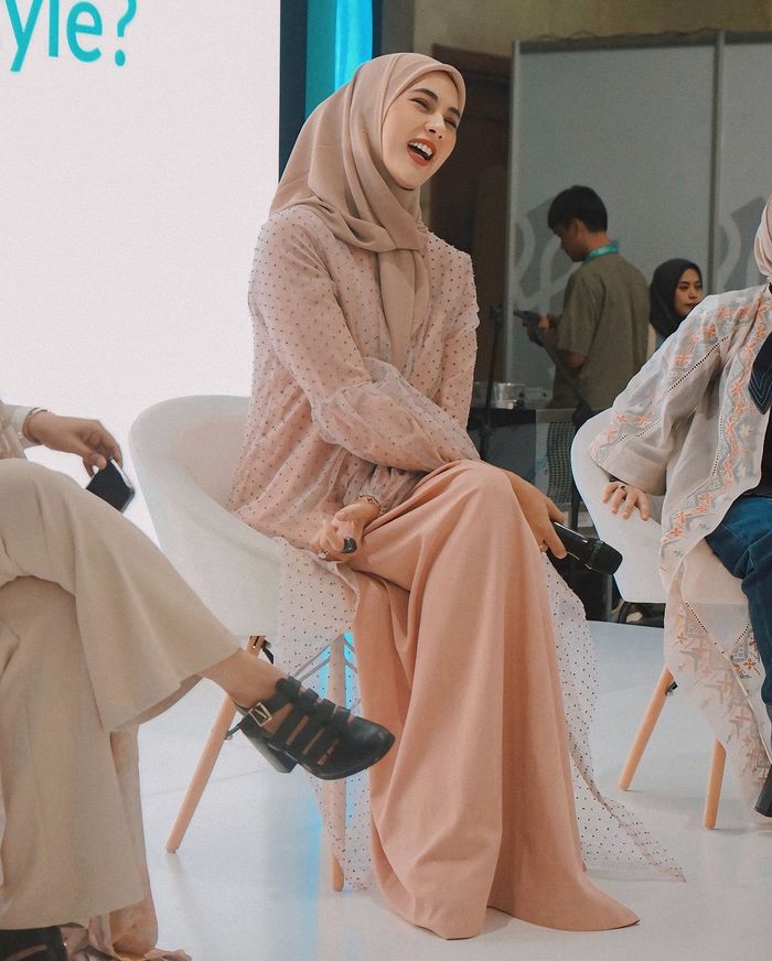 Paula Verhoeven tampil santun berbalut busana serba cokelat.