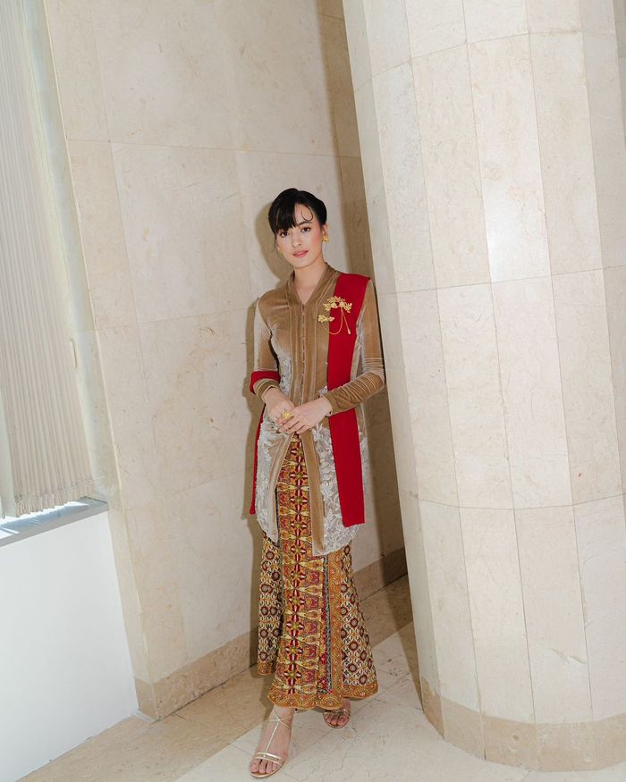 Tampilan berkebaya Mawar Eva di hari Ulang Tahun kota Jakarta.