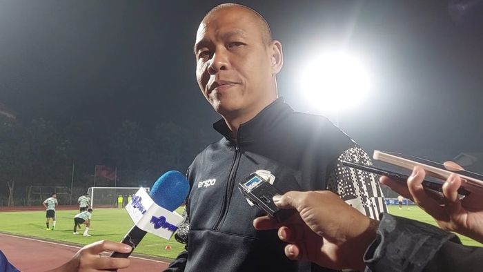 Pelatih timnas U-16 Indonesia, Nova Arianto, saat memberikan keterangan kepada media, Rabu (26/6/2024).