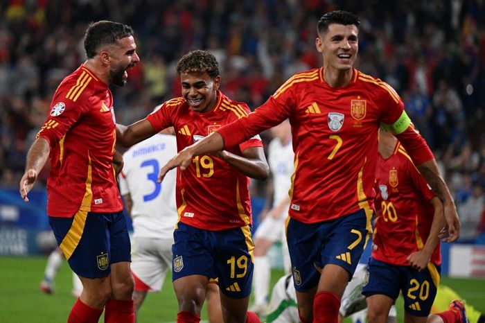 Alvaro Morata dkk merayakan gol timnas Spanyol berkat bunuh diri bek timnas Italia, Riccardo Calafiori, pada duel Grup B Euro 2024 (20/6/2024). Spanyol kini lolos ke perempat final.