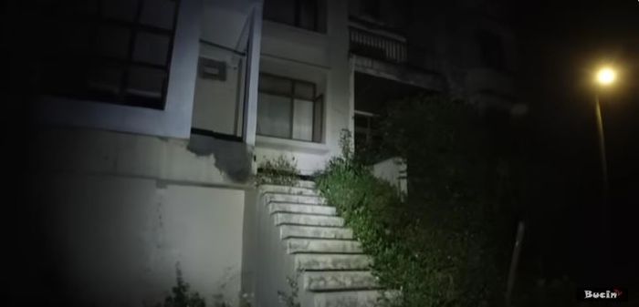 Rumah terbengkalai di kawasan Dago, Bandung, diduga milik Olga Syahputra.