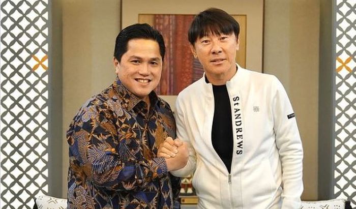 Ketua Umum PSSI Erick Thohir dan Shin Tae-yong akhirnya berjabat tangan dan dipastikan resmi perpanjang kontrak.