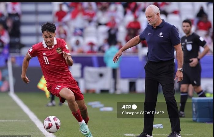 Graham Arnold (kanan) mengawasi Rafael Struick dalam laga timnas Australia vs timnas Indonesia pada laga ajang Piala Asia 2023 di Qatar (28/1/2024).