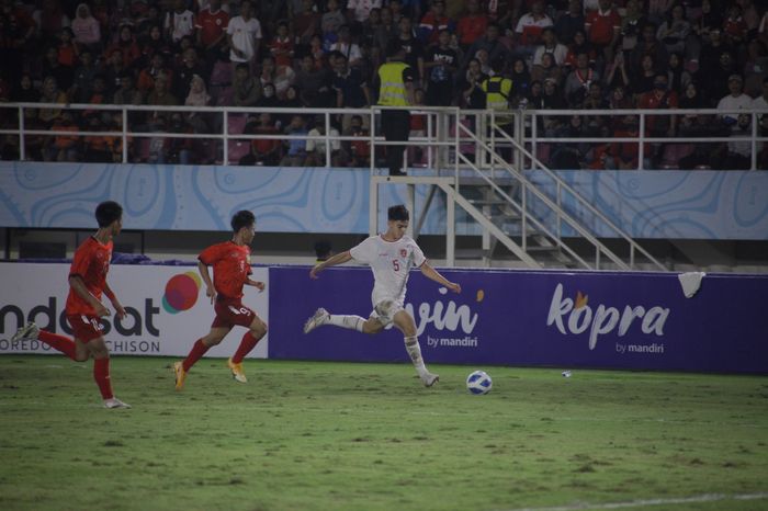 Penampilan pemain timnas U-16 Indonesia, Matt Baker saat lawan Laos di Stadion Manahan, Kamis (27/6/2024) dalam laga matchday ketiga grup A ASEAN Cup U-16 2024.